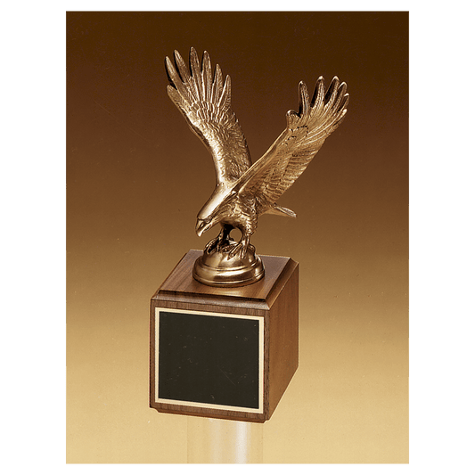 Fully modeled antique bronze eagle casting on a walnut base with a black engravable plate, 10.75 inches tall